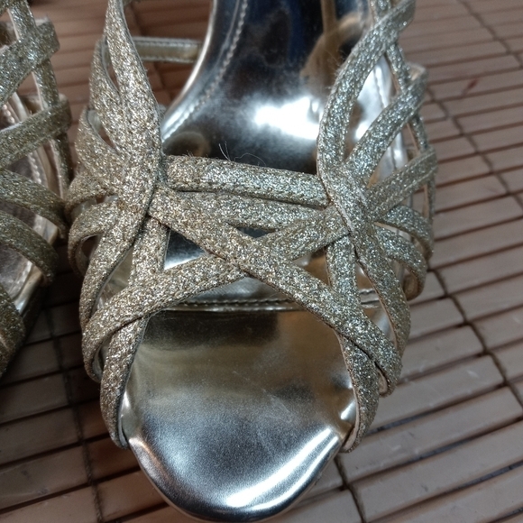 Nina New York women's 4" stiletto heel sandal. Sz 7.5M. Gold glitter leather sli - Picture 8 of 11
